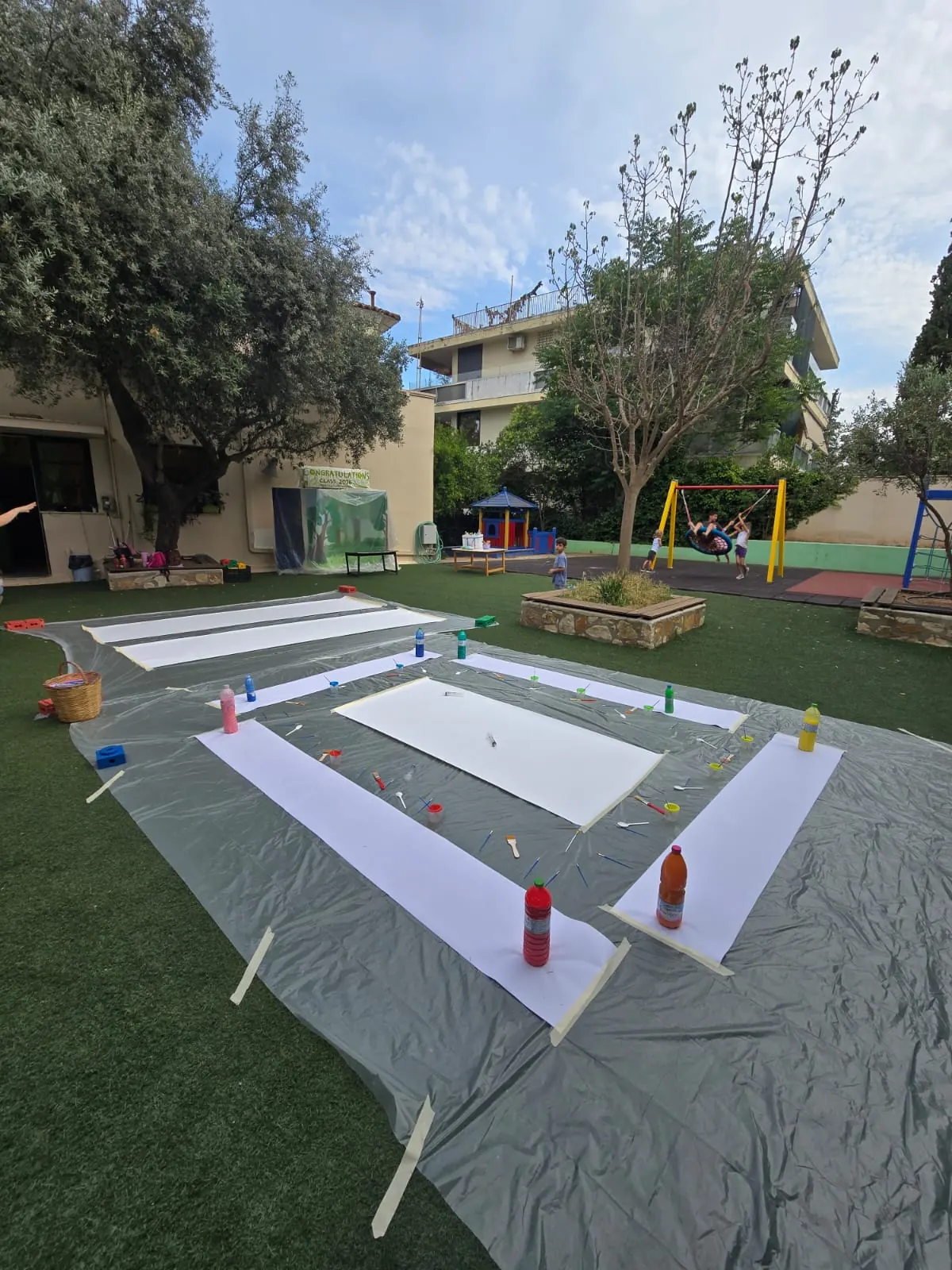 Μεγάλα λευκά χαρτιά έτοιμα έξω για Action Painting workshop στην Αθήνα
