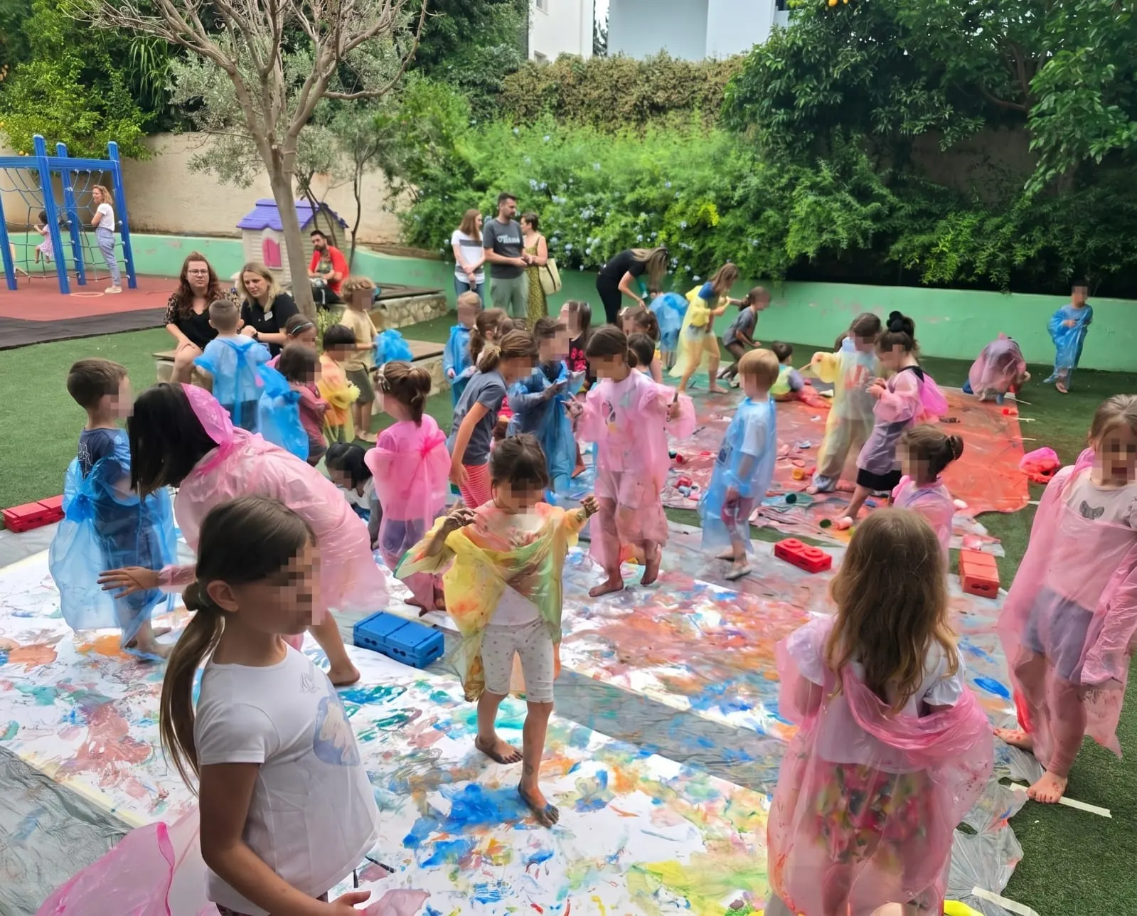 Παιδιά κινούνται μέσα στο χρώμα σε εξωτερικό Action Painting workshop στην Αθήνα