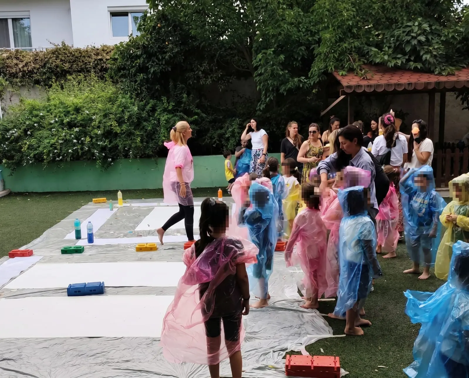 Παιδιά συγκεντρώνονται με τη Lara Melachrinou στο πρώτο Action Painting workshop