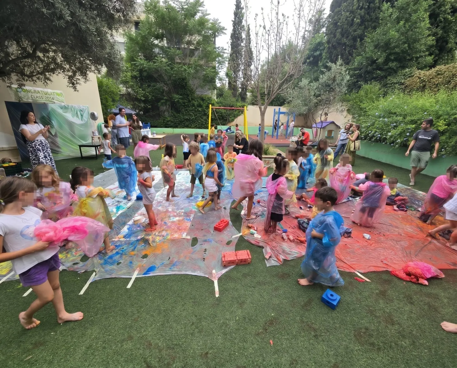 Παιδιά δημιουργούν μαζί ένα μεγάλο έργο σε εξωτερικό χώρο στην Αθήνα
